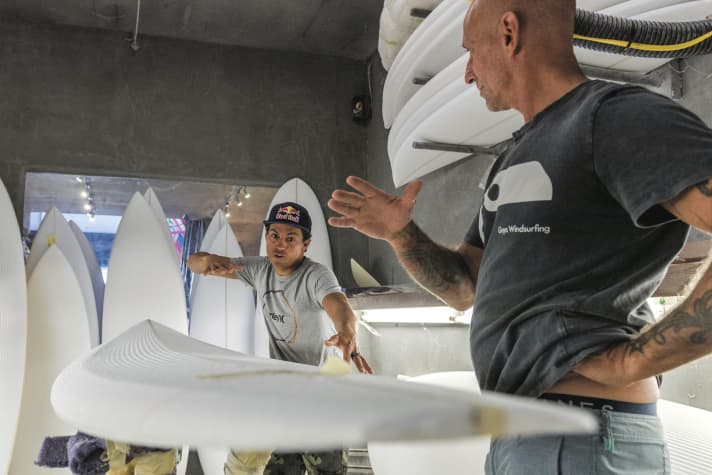 Zusammen mit Shaper Keith Teboul arbeitet Kai ständig an neuem Equipment.