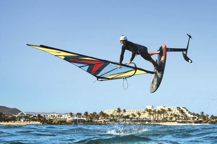 The 30-year-old is regarded as a foil style pioneer in windsurfing. Time and again, he manages to push the boundaries of what is possible.