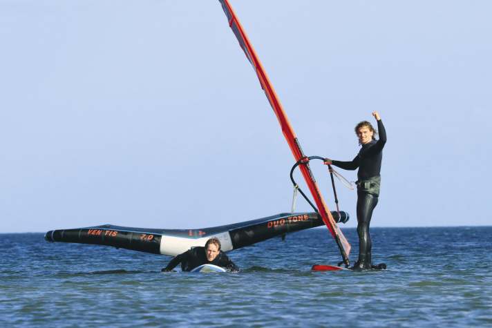 If the wing is no longer self-supporting in wind holes, paddling is the only option. Windsurfers have it easier.