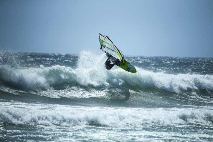 Above all, the variety of spots and the good wind attract water sports enthusiasts to South Africa.