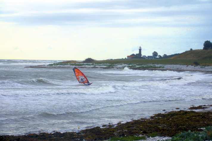 The waves in Fornæs get head-high quickly. In stormy conditions, there are also logo-high sets that require wave experience.