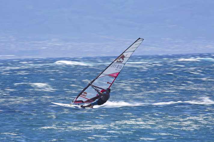 Heading from Ho'okipa to Kanaha on the beam reach is also fun for Robby. The challenge: to be faster on the water than the pick-up service on the road.