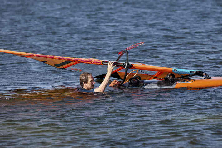 It is not a good idea to deliberately mount the boom low so that you can put it down on the tail during a water start