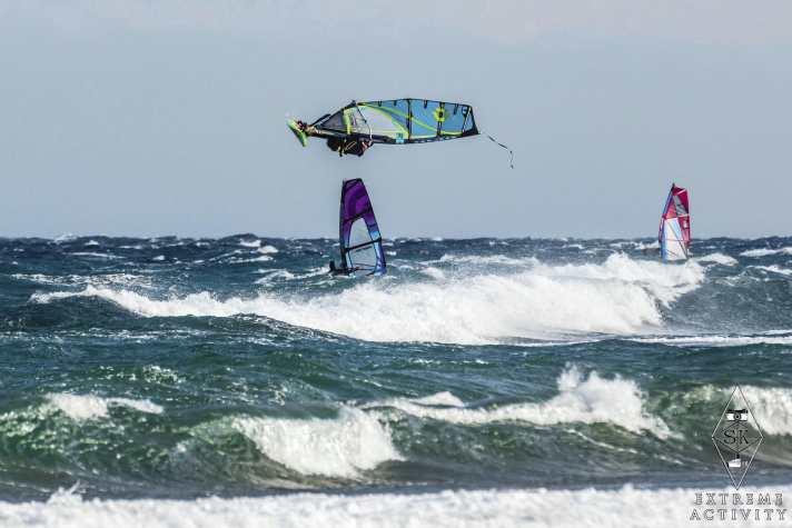 Am Nordweststrand in Luv der Landzunge rollen bei starkem Nordostwind amtliche Wellen, während in Lee zur gleichen Zeit Freerider zum Zuge kommen.