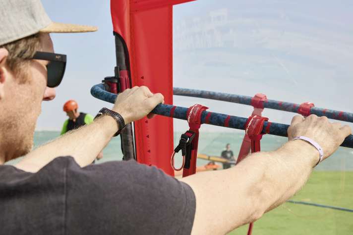 When the sail is pulled in tight, the centre of pressure lies exactly between the hands. This is also where the centre of the trapeze ropes should be positioned.
