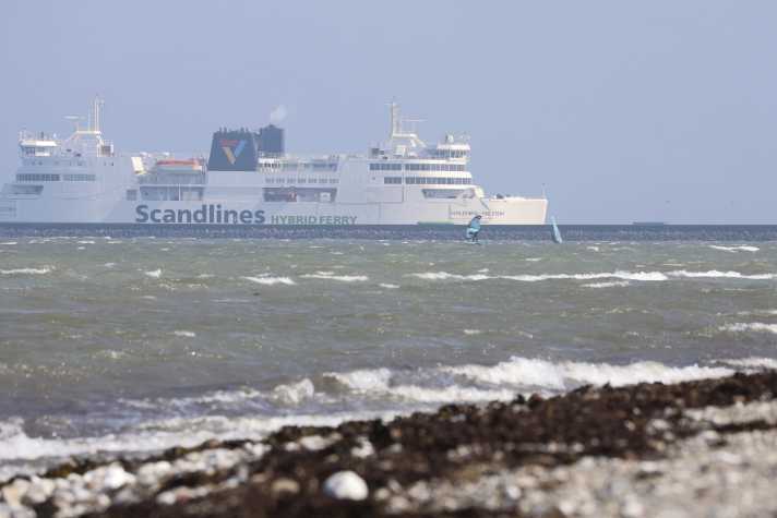The long breakwater of Puttgarden harbour blocks the swell on the shore. In strong north-easterly to easterly winds, however, the waves turn round cleanly.