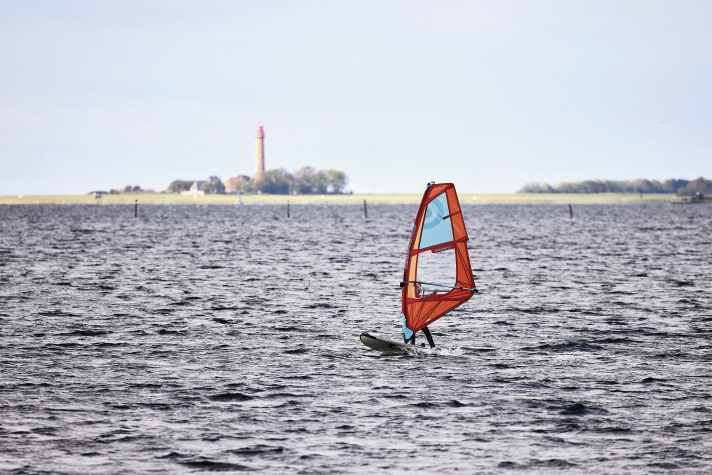 Vor allem aufgrund des riesigen Stehbereichs ist Lemkenhafen beliebt. Ideal sind hier westliche Winde.