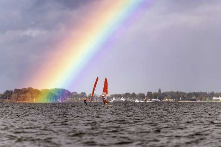 After the shower comes the calm - and with a bit of luck a brilliant rainbow. You always have to reckon with gusty winds on the Dümmer.