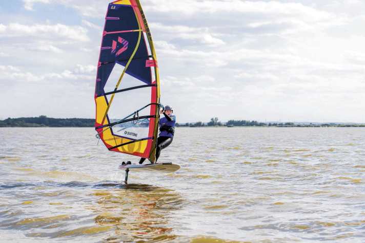 Foiling is also possible on the flat Dümmer, but is best done with slightly shorter masts.