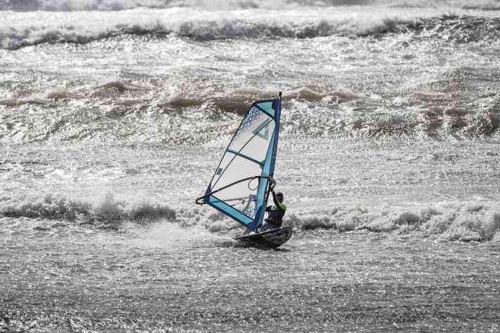In the Moulay windsurfing community, everyone learns from each other - surfing-wise, culturally or simply over small talk on the beach or over tea.