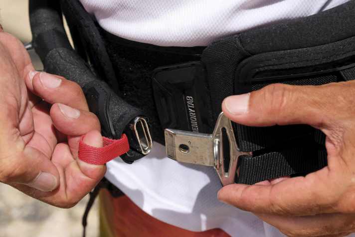 The fastener on both trapezoids is as simple as it is ingeniously easy to use