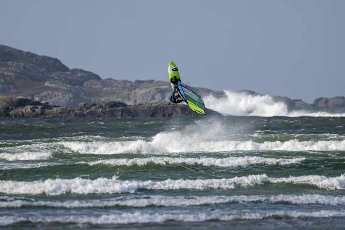 Scotland is not only capable of big waves, but also pozo-like conditions with lots of pressure for jumping.