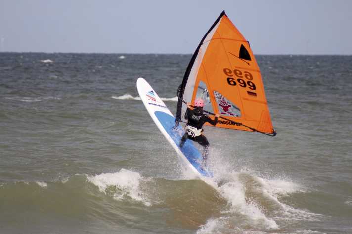 Springen gehört nicht zur Kernkompetenz des Windsurfers – aber es geht auch.