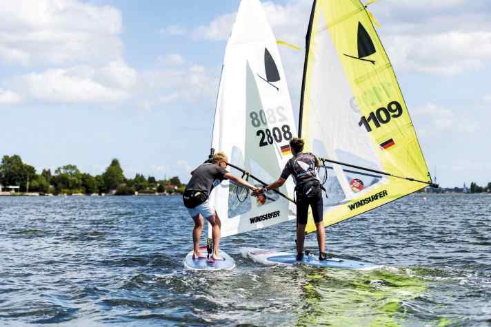 So soll es sein: Chris Bierwag und Per Christiansen vom  Surf Club Kiel klatschen sich nach der Internationalen Deutschen Meisterschaft in Wilhelmshaven ab.
