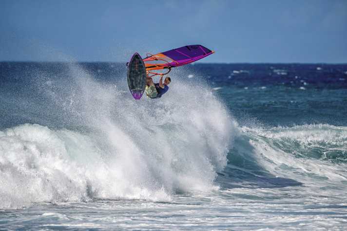 Despite the unusual wind direction (from the right), Anton delivered good wave rides and spectacular aerials.