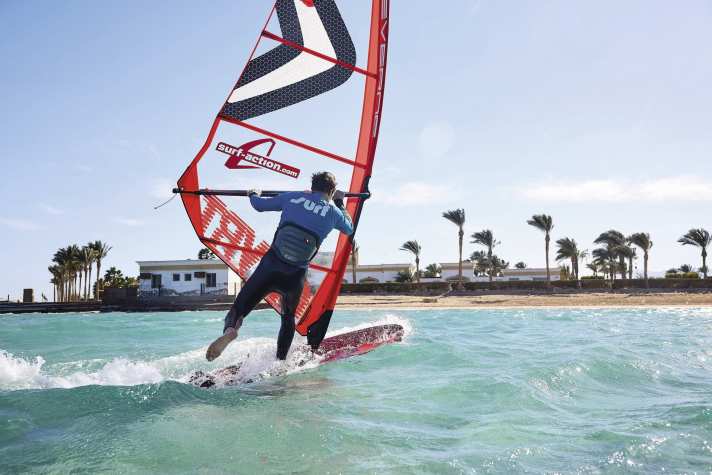 If you realise it’s throwing you off balance, don’t try to unhook from the rig. That way, it won’t slam onto the board uncontrollably.