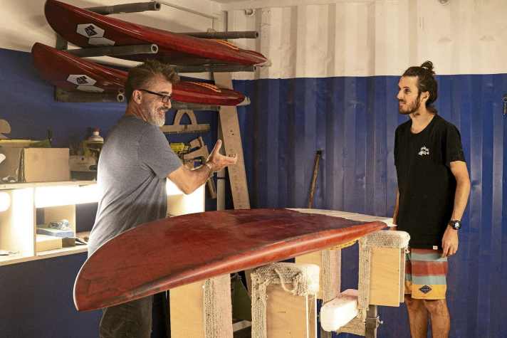 Seit über 30 Jahren ein Team: Shaper Fabien Vollenweider und Wave-Spezialist Thomas Traversa.