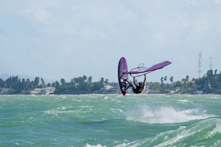 Das Zentrum des Geschehens: die Hauptbucht von Cabarete. Yentel Caers nutzt die gemäßigten Wellen innerhalb des Riffs für eine Freestyle-Einlage.