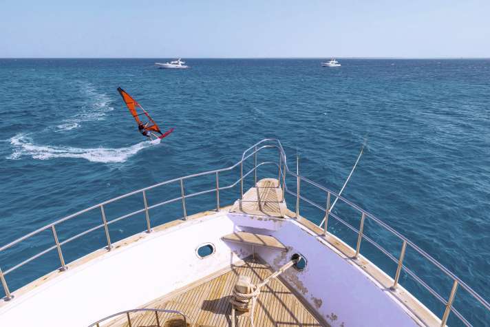 Von Board aufs Board – eine Tour mit der 30 Meter langen Yacht der Tornado Wassersportstation ist ein ganz besonderes Erlebnis.