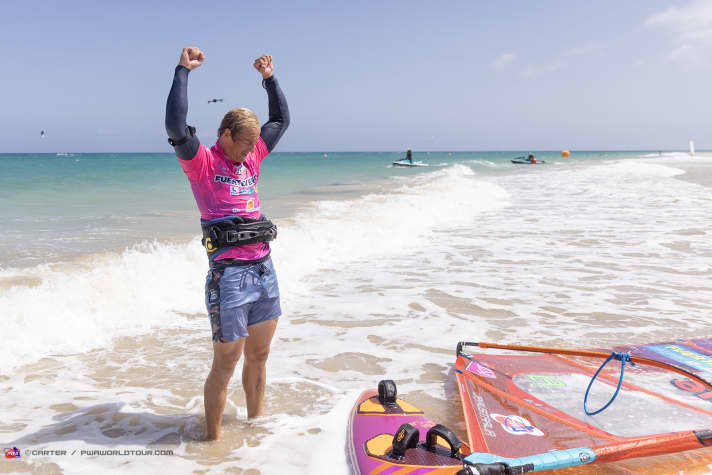 Yentel Caers wins a World Tour event for the first time.