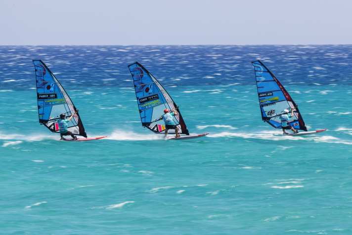 "Pull-along shots", which usually convey the speed well, succeed with long exposure times and an unsteady background.