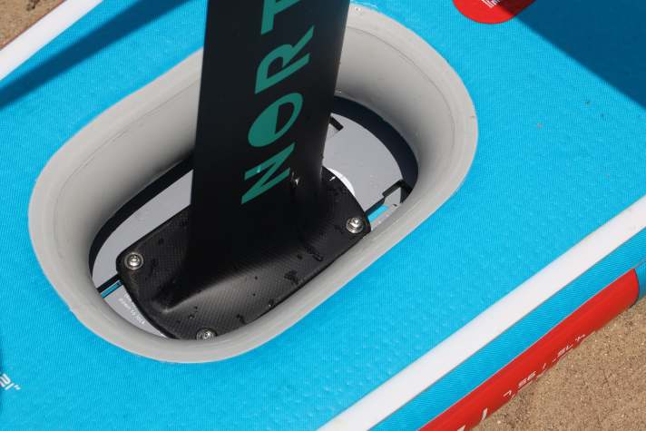 Montiert wird das Foil an der harten Deckplatte. Das sorgt für Hardboard-Feeling, reduziert aber die Mastlänge um rund zehn Zentimeter