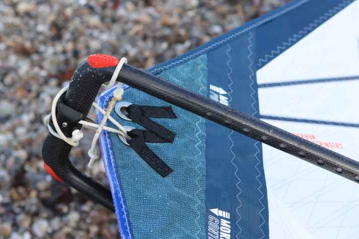 Auch das Segeltuning kann für extra Power beim Wellenabreiten sorgen