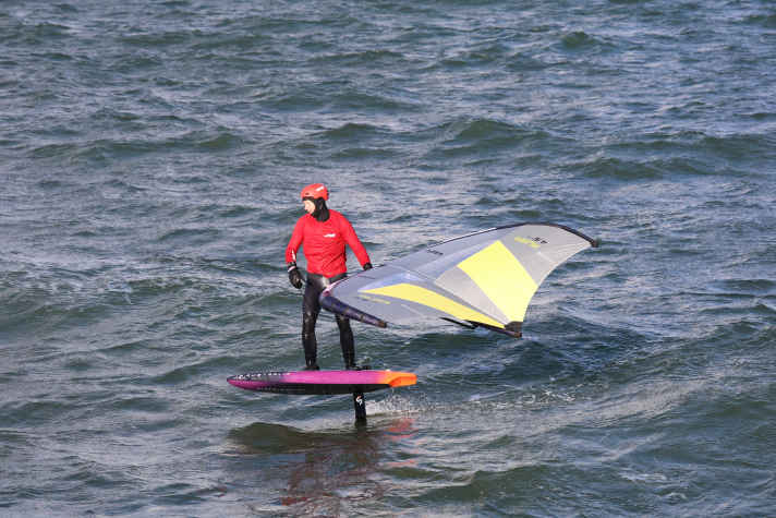 Gliding on swell waves - wings with more aspect ratio can do this much better