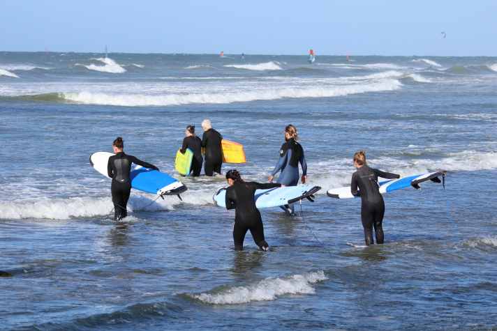 The surf club offers surf courses at fixed times