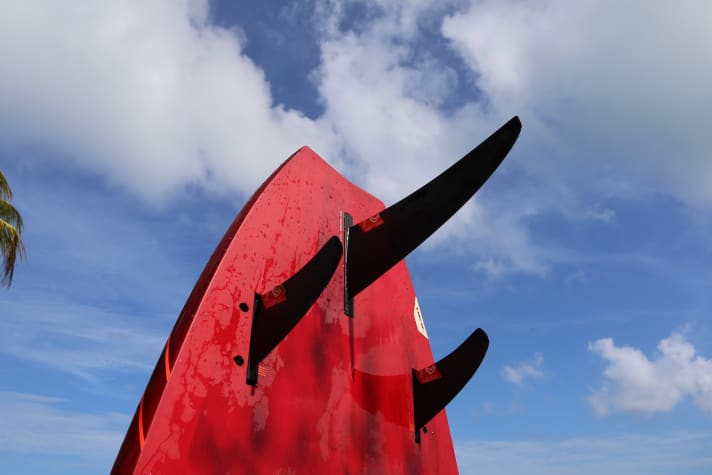 The Dyno fins are unusually steep and straight in the board for a thruster set.