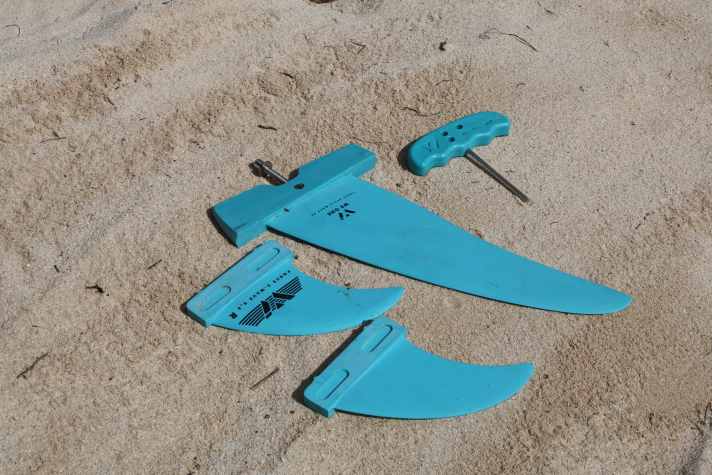 We One does not supply fins with the board, but has a good selection on offer. Here is the thruster set we tested.