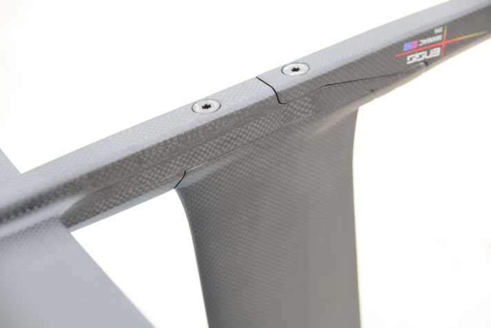 Both parts of the fuselage are finally connected when the mast is assembled