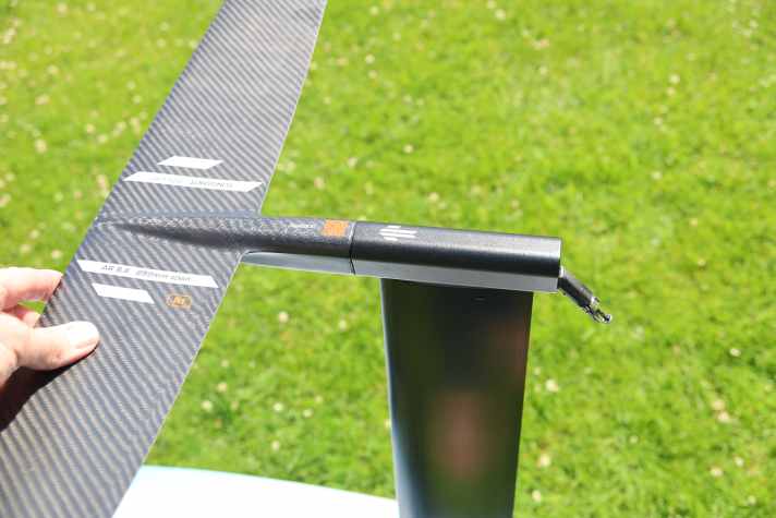 The front wing and the front part of the fuselage consist of one part. This is simply pushed into the holder on the mast