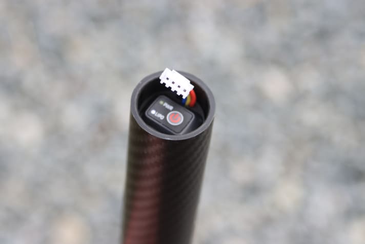 Do not forget to switch on before rigging. To do this, remove the cover of the extension. The colour of the LEDs indicates the charge status