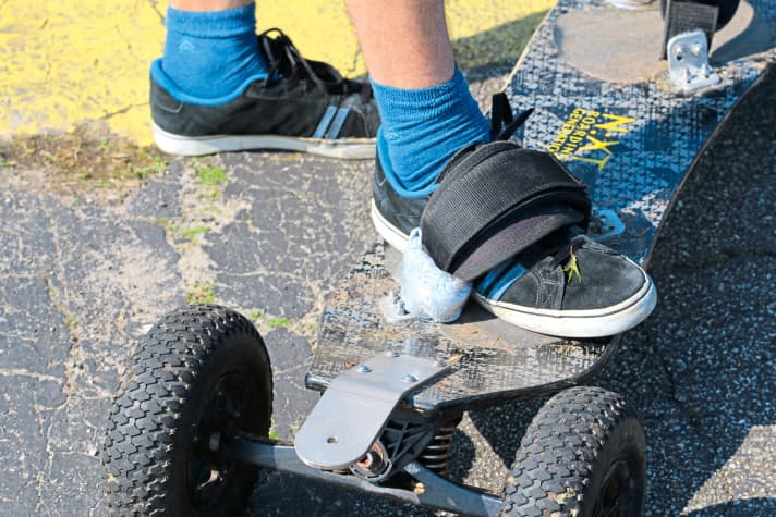 Auf einem richtigen Mountainboard sind auch Schlaufen sinnvoll, zu Beginn geht es auch ohne.