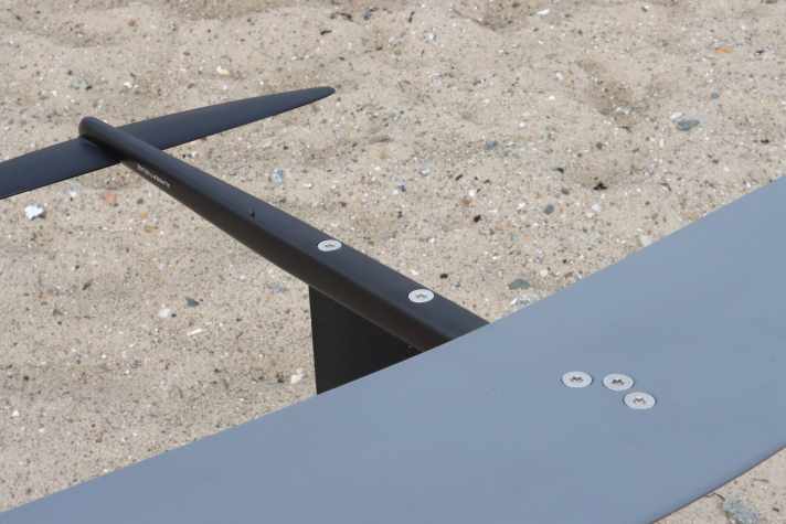 The screw connections do not look "cheap" at all, the foil makes a high-quality impression