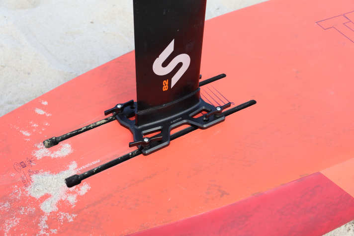 In light winds, moving the foil slightly forwards will give you more lift. However, you should not deviate more than two centimetres from your standard position.