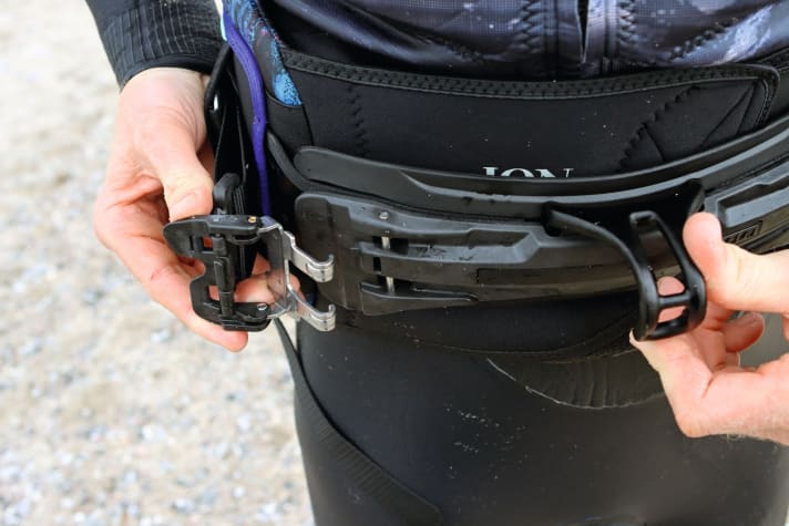 Die breite und feste Platte des Spectre Bar soll für eine perfekte Kraftübertragung beim Slalom-Racen sorgen. Der Verschluss machte im Test einen mehr als soliden Eindruck.