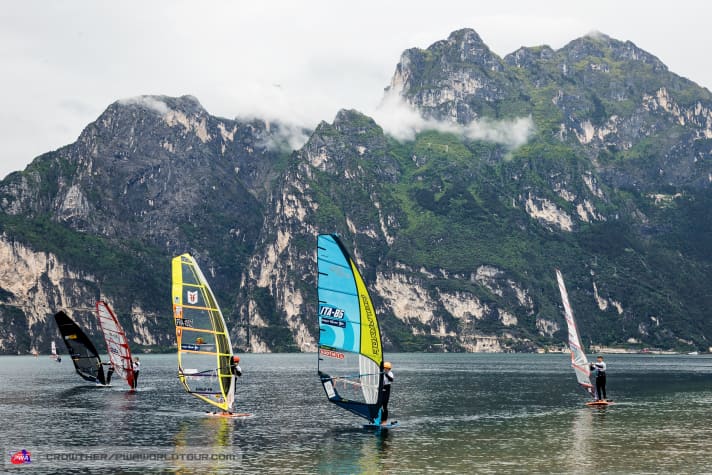 Nordwind kommt am Eventgelände ablandig – da wo wie Fahrer aktuell in der Windabdeckung rausdümpeln, könnten wir bei Ora am Wochenende spannende Zieleinläufe sehen.