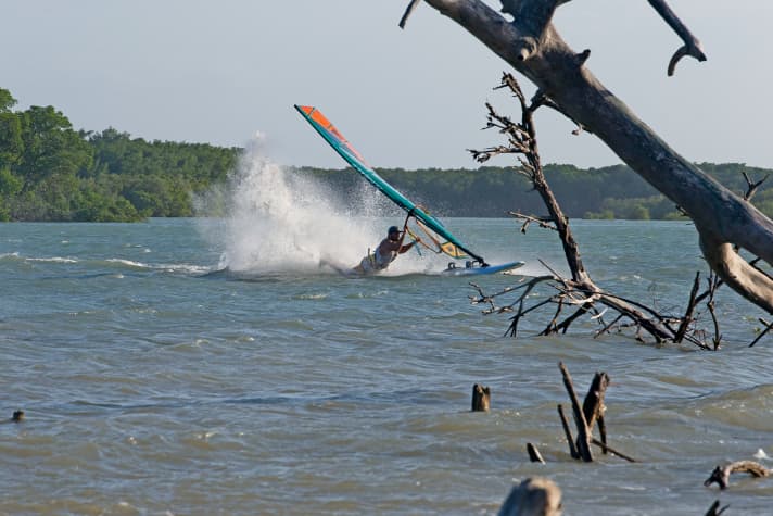 Dennis Müller, 30 Jahre, von Norderney, professioneller Windsurfer, hier schon im Flussbereich, in Macapar, Brasilien