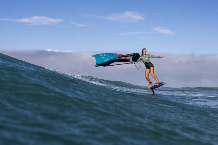Wings should fly neutrally behind in the wave