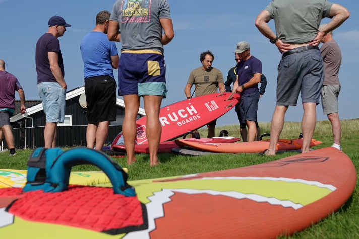 Auch das Material-Setup der Teilnehmer nimmt Graham unter die Lupe