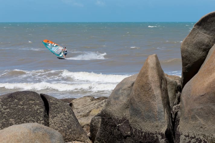 Dennis Müller, 30 Jahre, von Norderney, professioneller Windsurfer, in Pedro do Sal