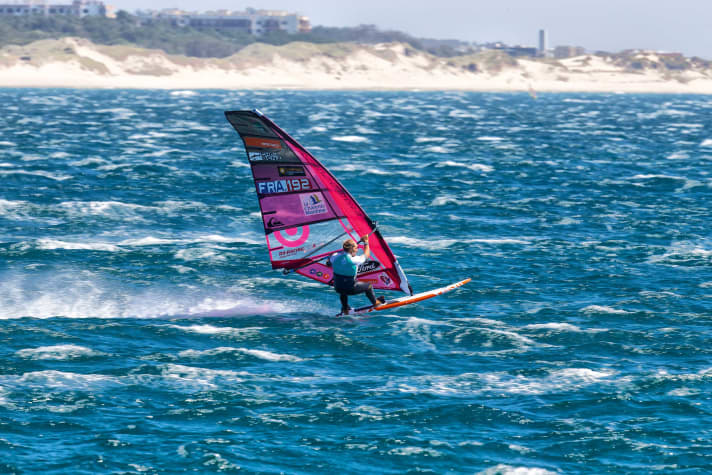 These are the conditions that Antoine loves. At 40 knots and more, he shows off his strength - with perfectly prepared equipment.