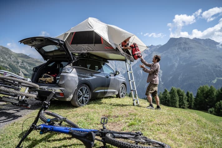 The aluminium tent frame weighs little, is stable and preformed to enable assembly in no time at all