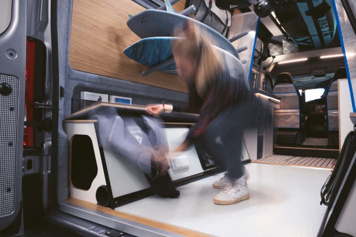Der hintere Teil kann ebenfalls flexibel gestaltet werden und mehrere Betten, aber auch eine üppige Materialgarage bieten