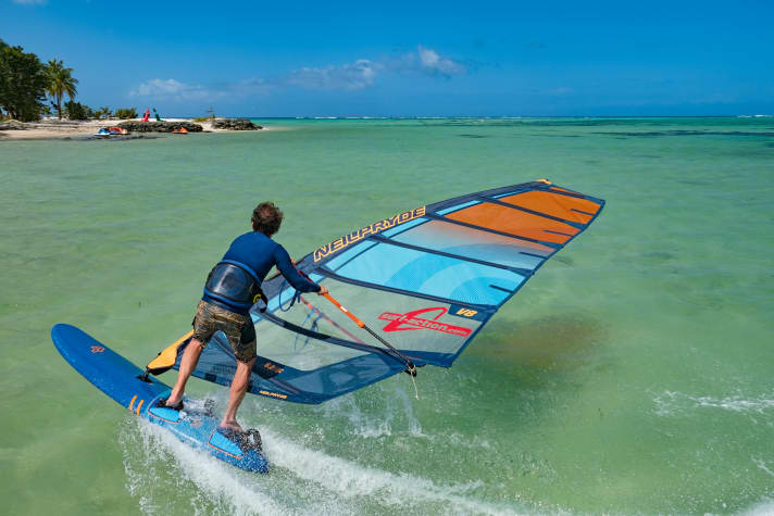 Freerace: Demonstrably faster than both freeride models and easy to control on the straights. Glides well
in wide gybe radii, but can no longer be turned very tightly for light surfers.