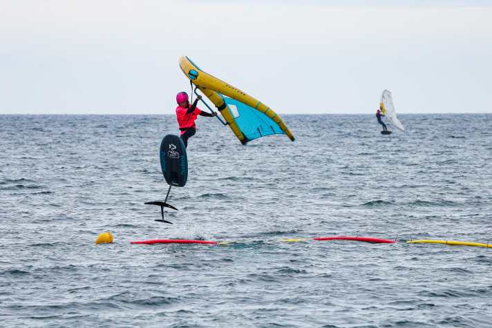 Hinderniszone im Boardercross: eine schwimmende Barriere zum Überspringen.