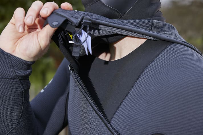 Water can penetrate the collar in particular if it is cut too wide