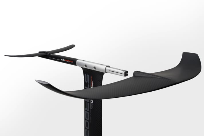 The front and back wings are simply pushed onto the mount on the mast, a threaded screw pushes the split mount apart and fixes the wings in place